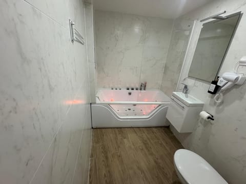 Hôtel du Parc Canal - Stade de France Hotel in Aubervilliers