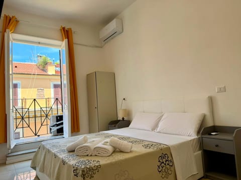 Bed, Living room, Photo of the whole room, Bedroom, internet, towels, air conditioner