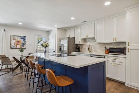 Kitchen or kitchenette, Seating area, Dining area, dishwasher, oven, stove, toaster