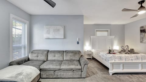 Stunning Lake House w Heated Pool Ping Pong! House in Lutz