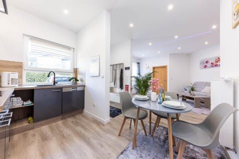 Facade/entrance, Kitchen or kitchenette, Living room, Seating area, Dining area, oven, pet friendly, stove