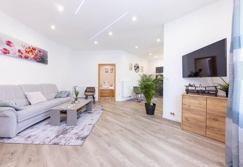 Communal lounge/ TV room, TV and multimedia, Living room, Seating area, Evening entertainment