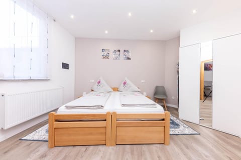 Facade/entrance, Bed, Photo of the whole room, Bedroom, locker, soundproof, wardrobe