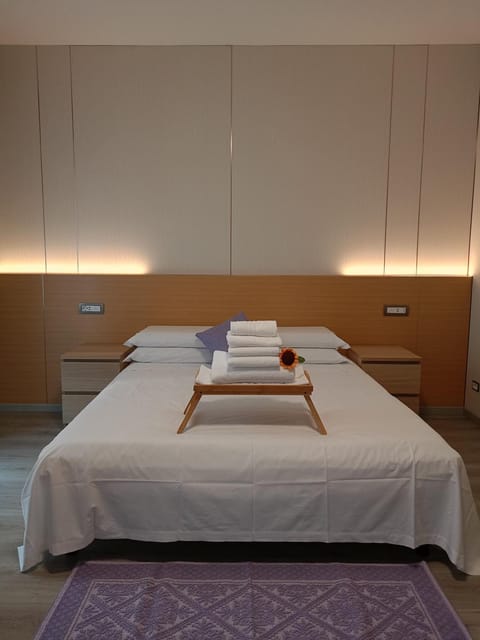 Bed, Bedroom, towels