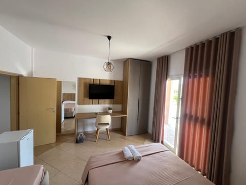 Bed, TV and multimedia, Seating area, Bedroom, towels