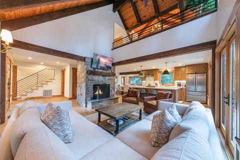 Eclipse Retreat at Tahoe Park - Hot Tub - Fenced Yard & steps to HOA Access House in Tahoe City