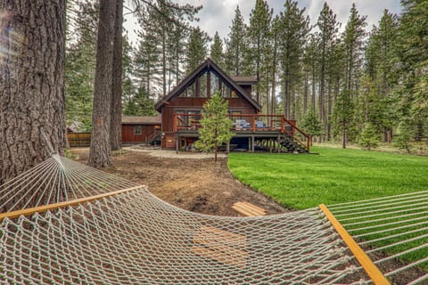 Eclipse Retreat at Tahoe Park - Hot Tub - Fenced Yard & steps to HOA Access House in Tahoe City