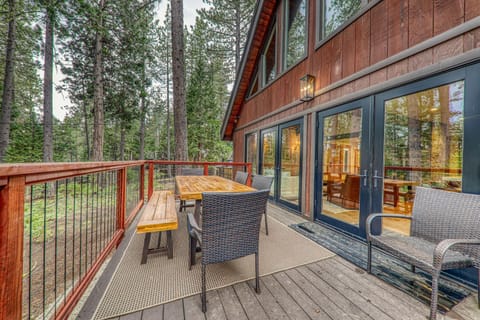 Eclipse Retreat at Tahoe Park - Hot Tub - Fenced Yard & steps to HOA Access House in Tahoe City
