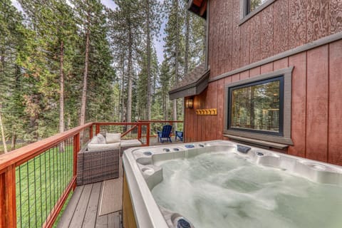 Eclipse Retreat at Tahoe Park - Hot Tub - Fenced Yard & steps to HOA Access House in Tahoe City