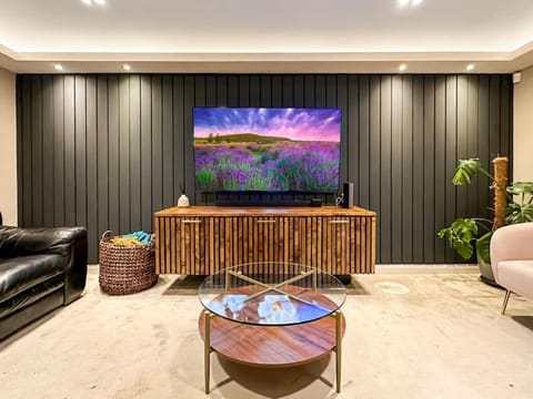 Communal lounge/ TV room, TV and multimedia, Living room, Seating area