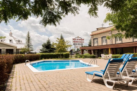 Property building, Restaurant/places to eat, Swimming pool