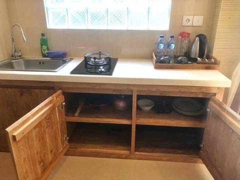 Studio coco non ac in ubud, pvt kitchen by iLys C Apartment in Sukawati