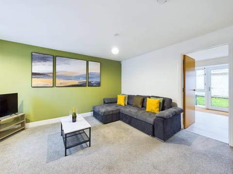 Communal lounge/ TV room, TV and multimedia, Living room, Seating area, Evening entertainment