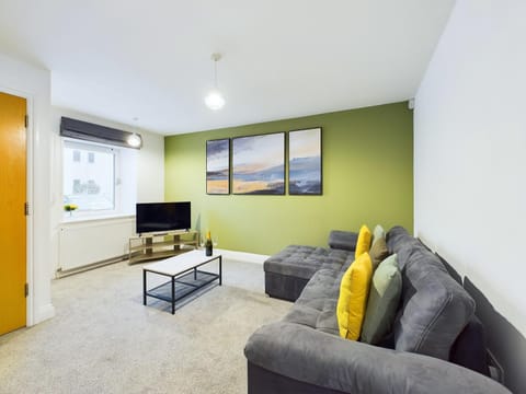 Communal lounge/ TV room, TV and multimedia, Living room, Seating area, Evening entertainment