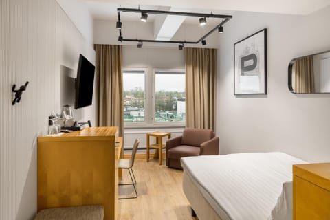 Bed, TV and multimedia, Coffee/tea facilities, Seating area, Bedroom, City view, flat iron, hair dryier, internet, safe, wardrobe, air conditioner