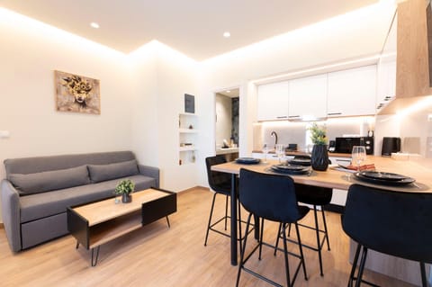 Kitchen or kitchenette, Living room, Seating area, Dining area