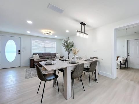 Poolside Paradise Near Siesta Key Beach House in Bee Ridge