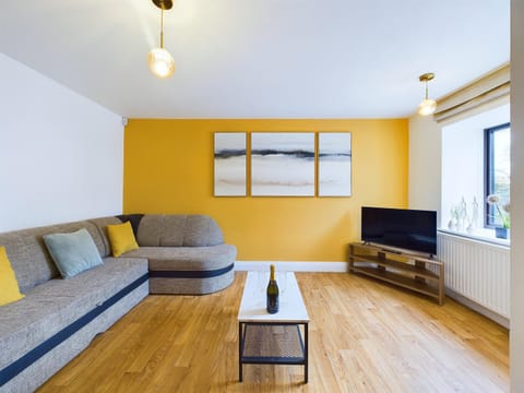 Communal lounge/ TV room, TV and multimedia, Living room, Seating area, Evening entertainment