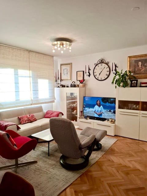 Communal lounge/ TV room, TV and multimedia, Living room, Seating area, Evening entertainment