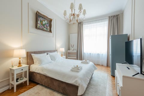 Bed, TV and multimedia, Photo of the whole room, Bedroom