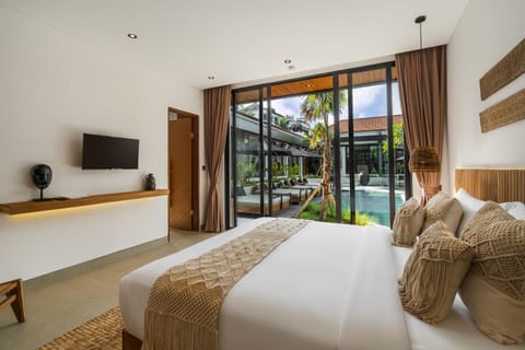 Bed, TV and multimedia, View (from property/room), Seating area, Bedroom, Pool view, air conditioner