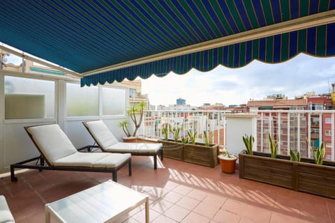 Property building, View (from property/room), Balcony/Terrace, Seating area, City view
