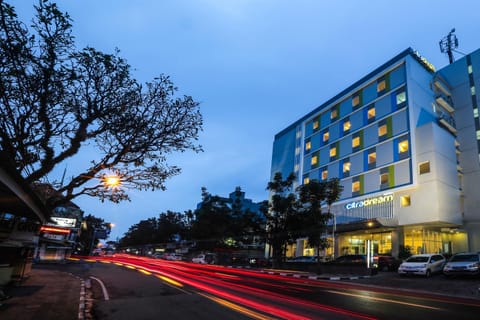 Property building, Nearby landmark, City view, Street view, Sunrise