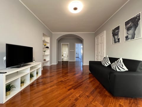 Communal lounge/ TV room, TV and multimedia, Living room, Seating area, Evening entertainment