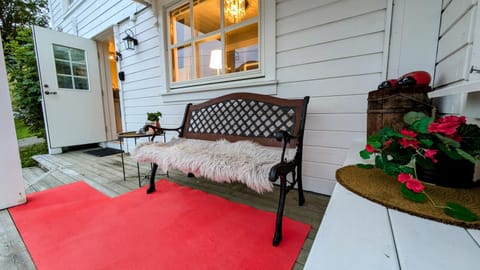 Patio, Balcony/Terrace, Seating area