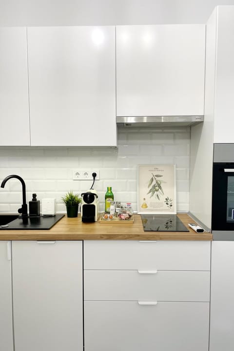 Coffee/tea facilities, Kitchen or kitchenette, stove, toaster