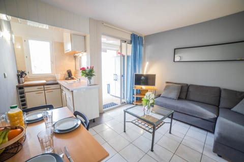Kitchen or kitchenette, Seating area, Dining area