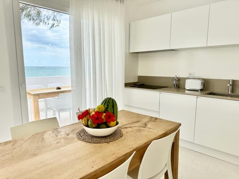 Kitchen or kitchenette, Dining area, Food, Sea view, stove