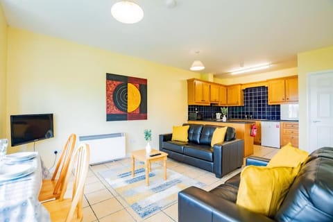 84 - Three Bed Apt by Shortstays Apartment in Galway