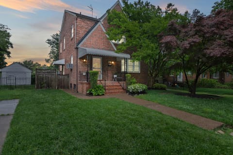 Stately 5BR Historic Retreat - CozySuites House in Alexandria