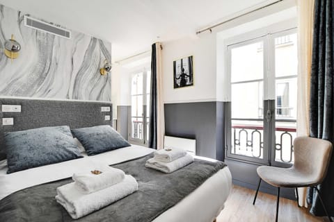 Bed, Living room, towels