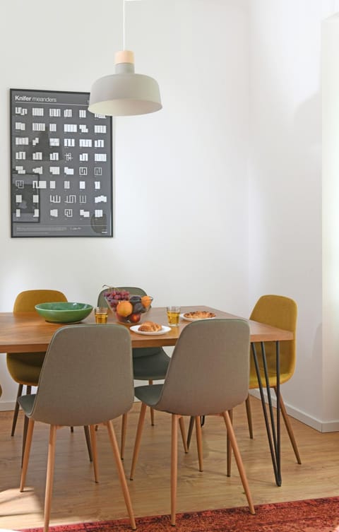 Living room, Seating area, Dining area, Food, Drinks