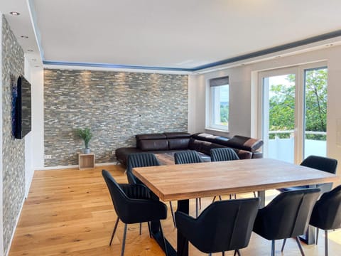 TV and multimedia, Living room, Seating area, Dining area