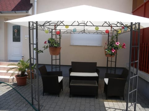 Property building, Summer, Garden, Balcony/Terrace