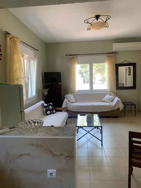 Bed, TV and multimedia, Living room, Seating area, Bedroom