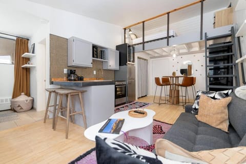 Bed, Living room, Seating area, Floor plan, Dining area, oven