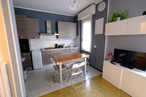 TV and multimedia, Kitchen or kitchenette, Living room, Seating area, Dining area, stove