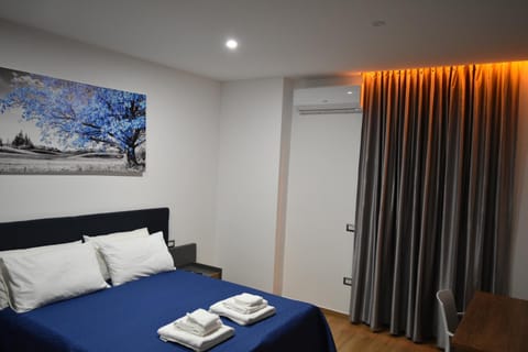 Bed, Bedroom, towels