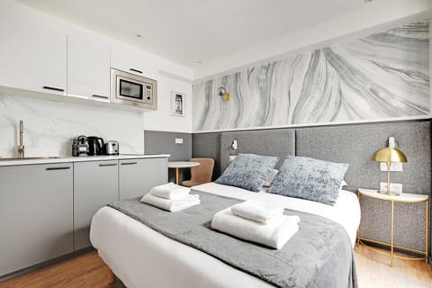 Kitchen or kitchenette, Bedroom