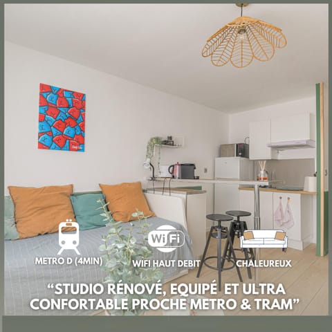 Kitchen or kitchenette, Text overlay