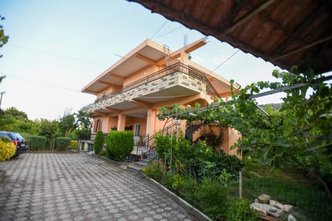 Property building, Spring, Day, Garden, Garden view, Parking
