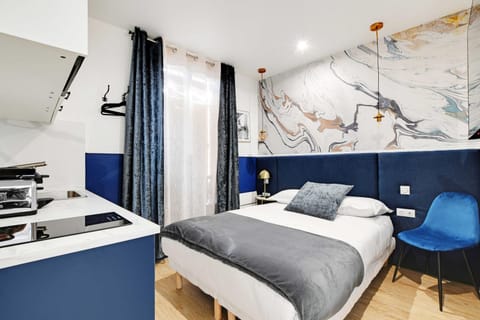 Bed, TV and multimedia, Kitchen or kitchenette, Bedroom