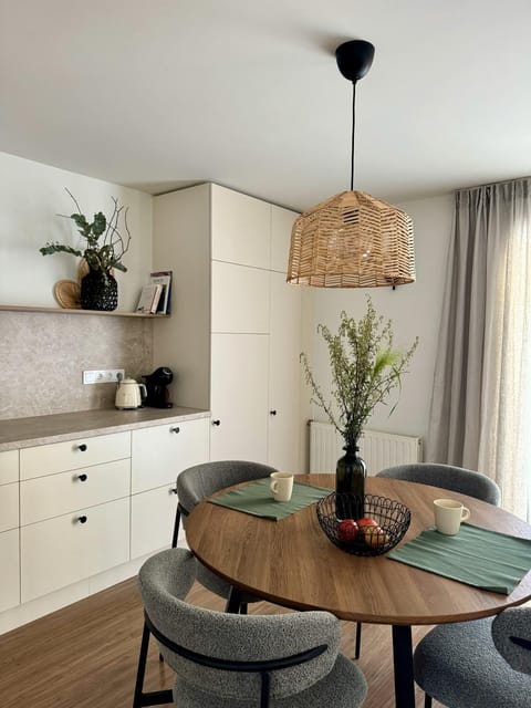 Kitchen or kitchenette, Seating area, Dining area