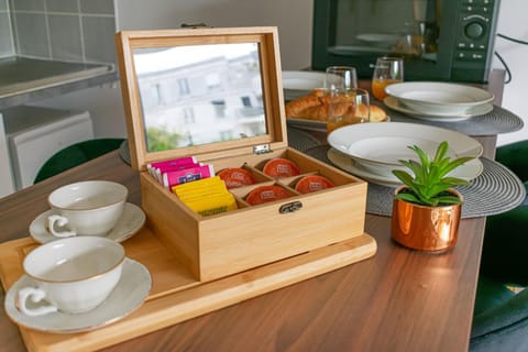 Coffee/tea facilities, Food and drinks