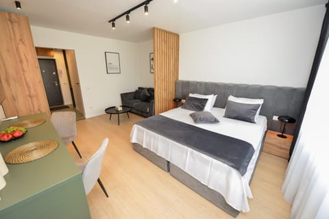 Bed, Seating area, Dining area