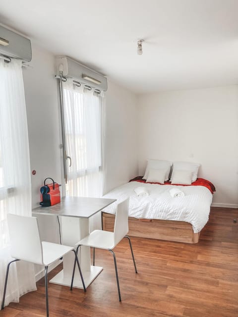 Bed, Dining area, Bedroom